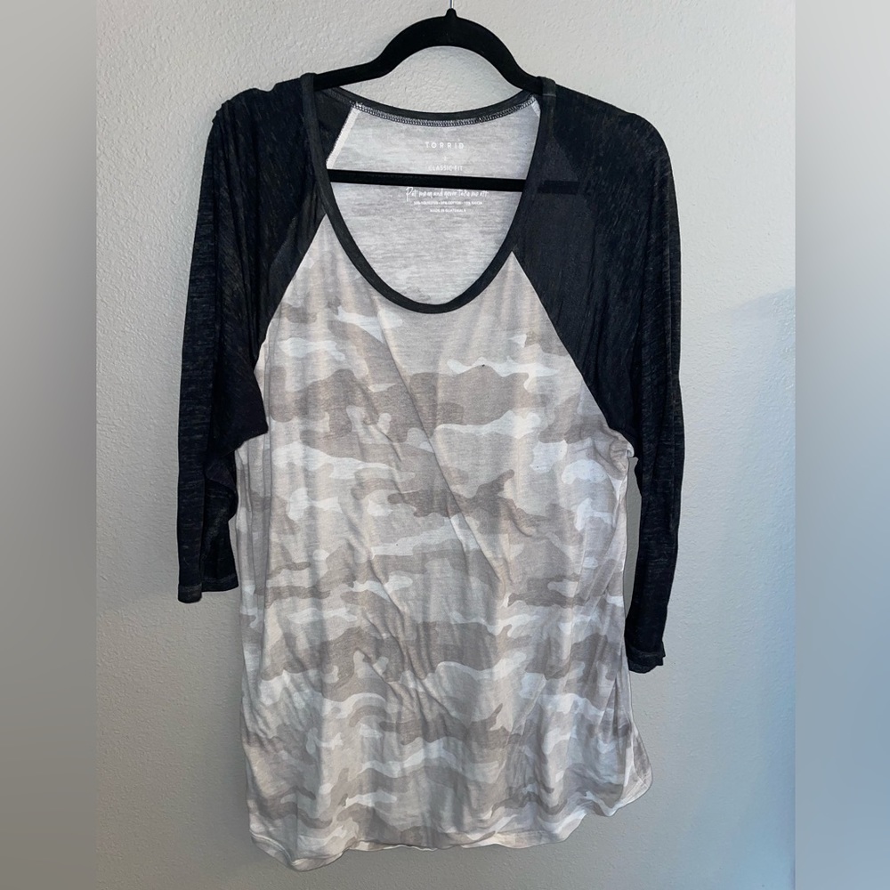 Quarter sleeve camo shirt with black sleeves